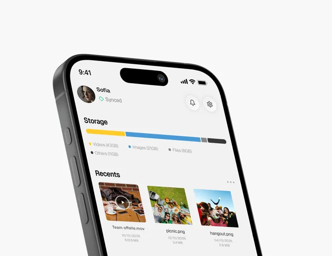 Der Startbildschirm der mobilen App mit dem belegten Speicher nach Typ und den letzten Uploads
