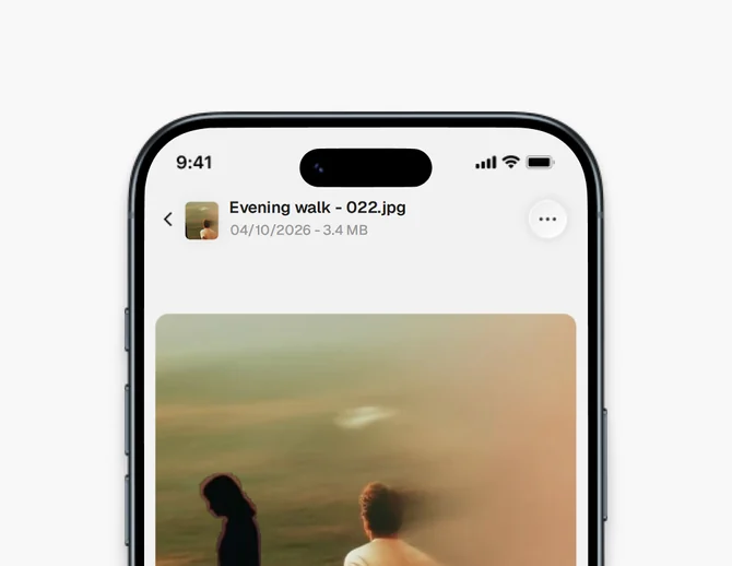 Ein in der mobilen App geöffnetes Foto, gesichert in Hippius Drive